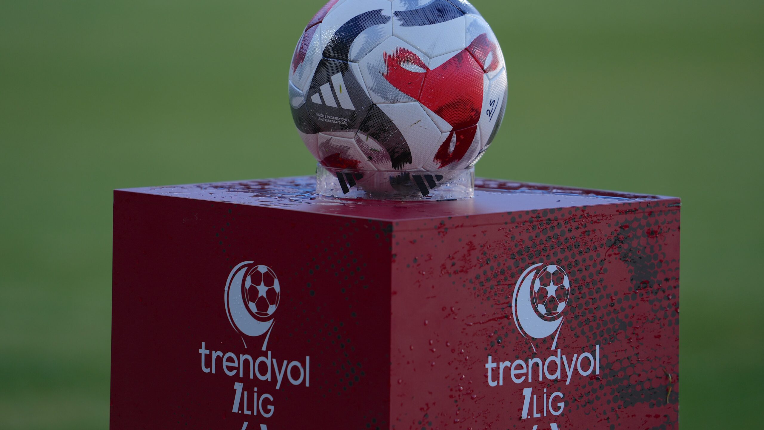 Futbol Heyecanı TRT'de: Transferler, Gol ve Şampiyonluk Yarışı! TRTSpor