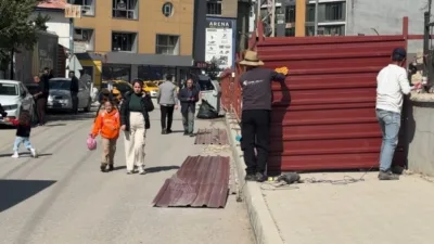 Yüksekova’da Okul Yolu Kapatmaları Öğrenci Güvenliğini Tehdit Ediyor Kapatılan Kaldırım