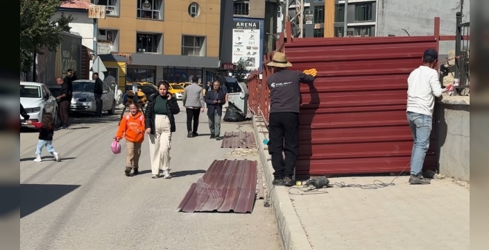 Yüksekova’da Okul Yolu Kapatmaları Öğrenci Güvenliğini Tehdit Ediyor Kapatılan Kaldırım