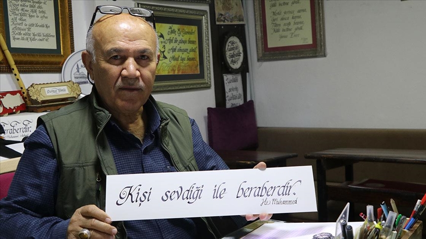 Kaligrafi Sanatını Yaşatan Emekli Öğretmen: Durmuş Gümüş Emeklilik Sonrası Kaligrafi