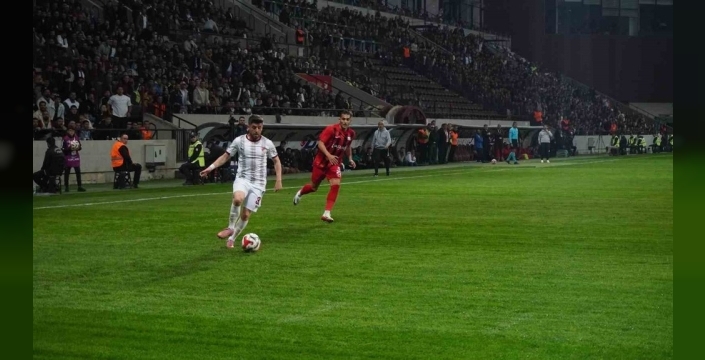 Kastamonuspor’un Golüyle Hüzünle Biten Maç Sonucu ve Transfer Detayları Elazığ’da Futbol Tutkusu: Kastamonuspor’un Galibiyetiyle Bitmeyen Bir Gece Elazığ Atatürk