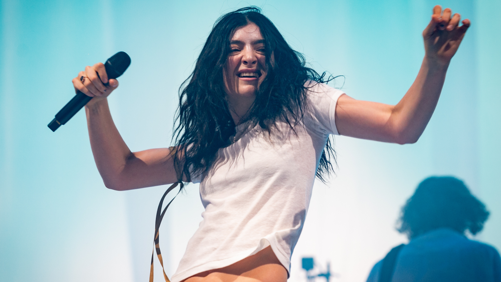Lorde ve Charli XCX, Kia Forum’da Enerjik Bir Remix Performansı