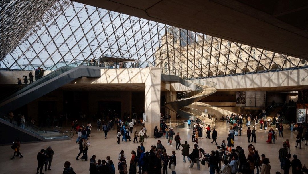 Louvre Müzesi’nde Değerli Mücevher Soygunu: Hırsızlar Kaçtı Paris’teki Hırsızlık Olayı