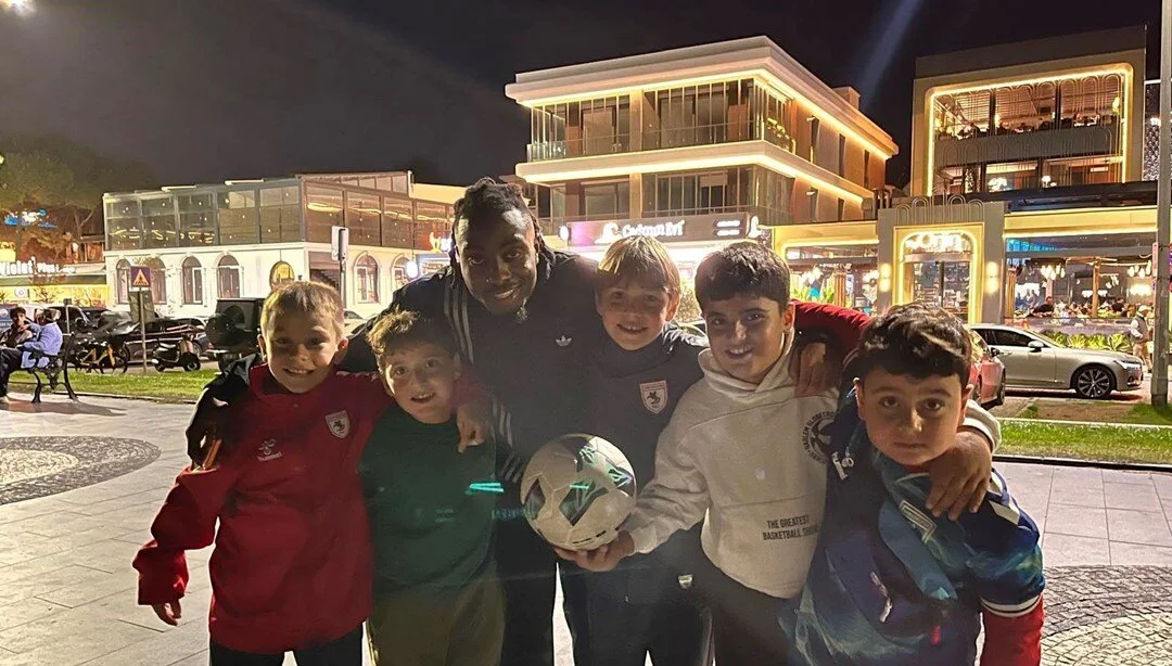 Antoine Makoumbou, Samsun’da Çocuklarla Futbol Oynadı Körfez Sahili’nde Eğlenceli Anlar