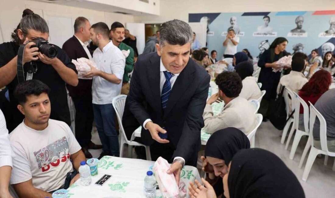 MasterChef Akın, Üniversite Sınavına Hazırlanan Öğrencilere Moral Verdi Akdeniz Belediyesi’nden
