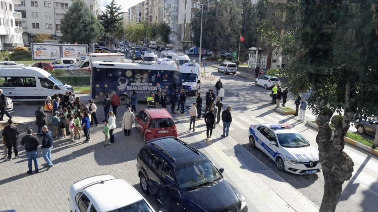 Ogrenci Tasiyan Otobus Feci Kazada Kamyona Carpti 22 Yarali