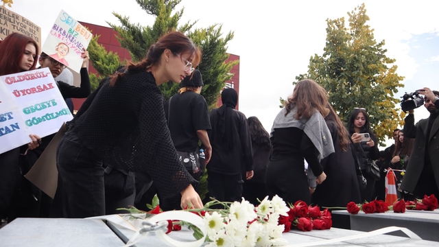 Öğrenciler Kadına Şiddete Karşı Pankartlarla Yürüdü Kayseri Erciyes Üniversitesi’nde Protesto
