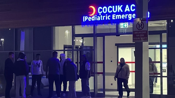 Kütahya’da Gıda Zehirlenmesi Şüphesi: 17 Lise Öğrencisi Hastaneye Kaldırıldı Dönüş