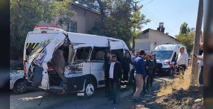 Muş’ta Okul Servisi, Tren ile Çarpıştı: 17 Öğrenci Yaralandı Muş’un