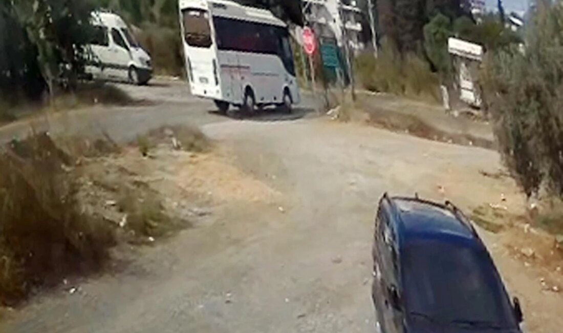 Manavgat’ta Okul Servisi ve Midibüs Çarpıştı; 7 Öğrenci Yaralandı Kazanın