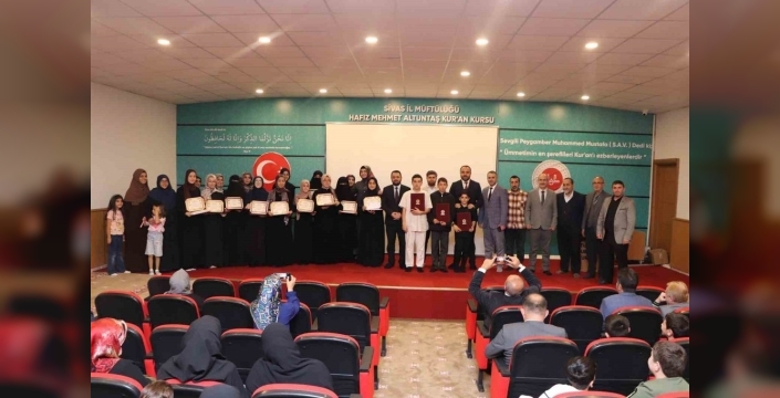 Sivasta Hafızlık Belgesiyle Geleceğe Umutla Dolaşan 14 Öğrenci! Sivasta Hafızlık Belgeleri Takdim Edildi: 14 Öğrenci Onurlandırıldı Hafızlık Sınavı
