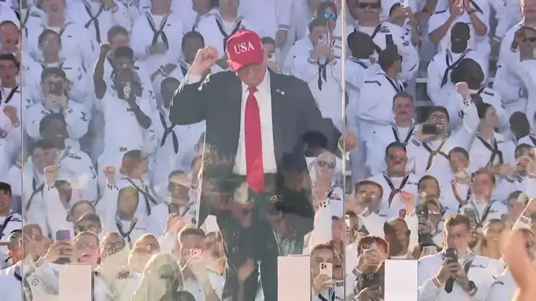 Trump donanma kutlamasında dans etti