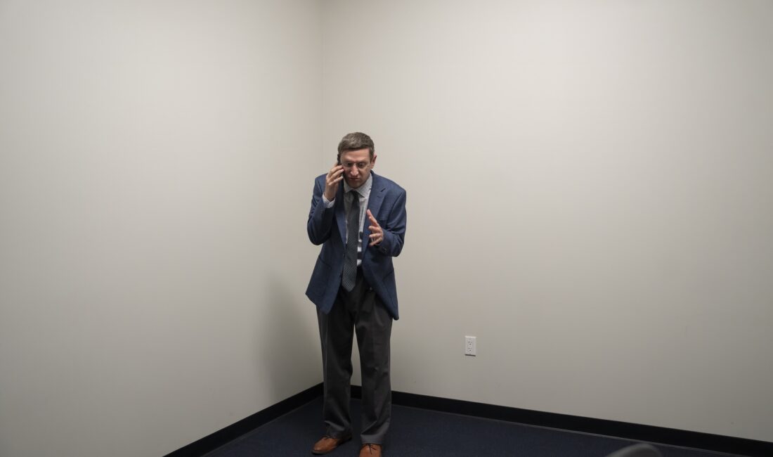 Tim Robinson’ın Yeni Projesi “The Chair Company”: Cringe Komedinin Şaşırtıcı