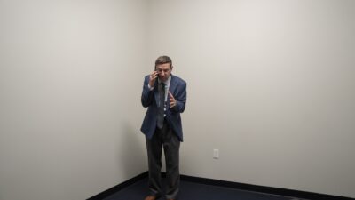 Tim Robinson’ın Yeni Projesi “The Chair Company”: Cringe Komedinin Şaşırtıcı