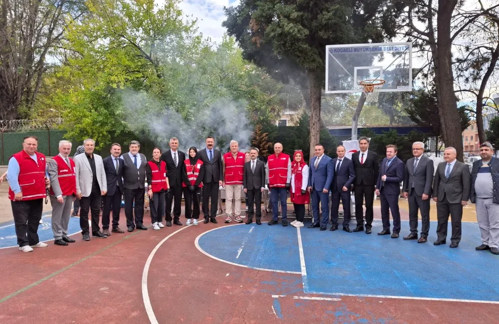 Türk Kızılayı Gölcük’ten Piri Reis İlkokulu’na Sucuk Ekmek Şenliği Türk Kızılayı Gölcük Şubesi’nden Piri Reis İlkokulu’nda Sucuk Ekmek Şenliği