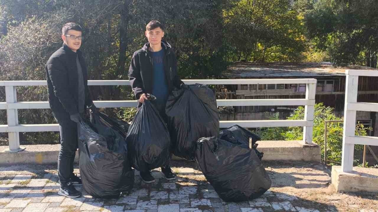 Universite Ogrencileri Gumushanede Harsit Cayini Temizleyerek Gelecege Yatirim Yapti