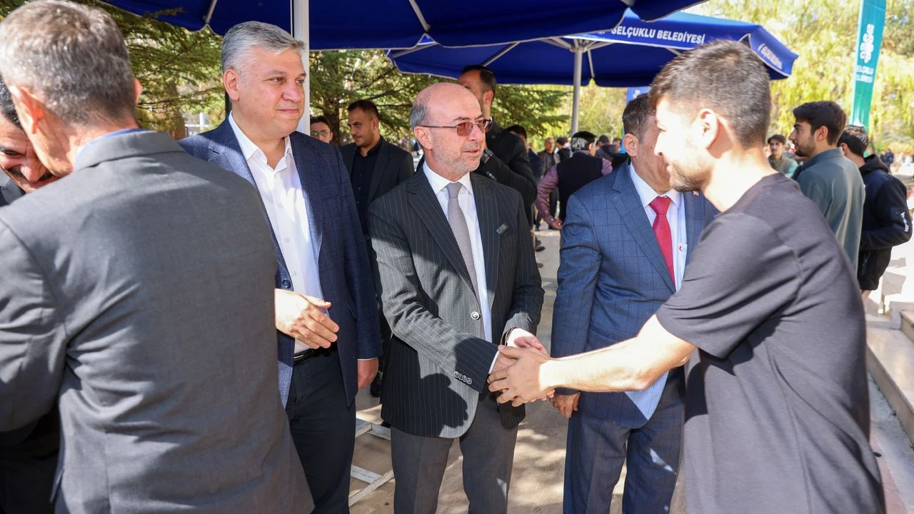 Universite Ogrencileriyle Geleneksel Cuma Namazi YOKten Burs Destegi