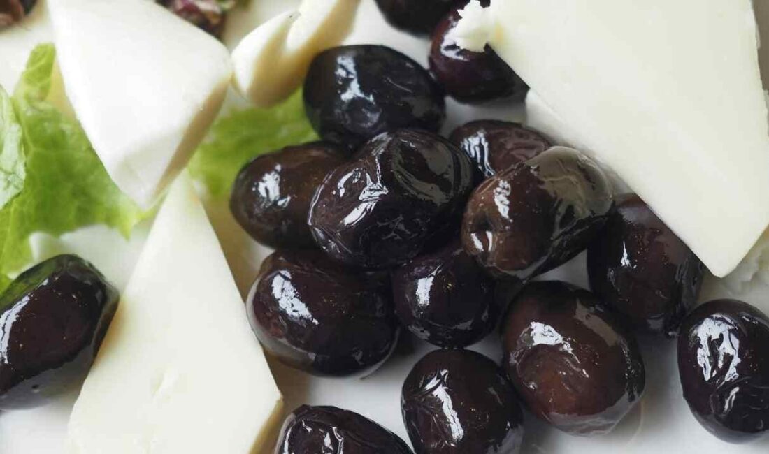 Zeytin ve Peynir: Kahvaltının Vazgeçilmez İkilisi Ama Sağlık Riskleri Var