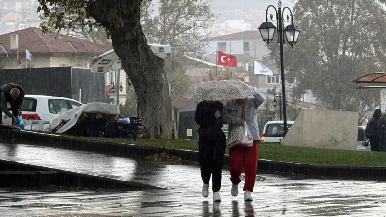 15 Kasım 2025 Hava Durumu: Meteorolojiden Flaş Gelişme ve Uyarılar! Gök gürültülü sağanak yağış geliyor!