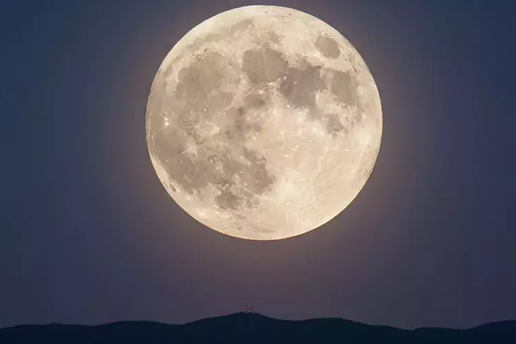 Süper Dolunay: Koç ve Boğa Burçları İçin Değişim Zamanı Bugün