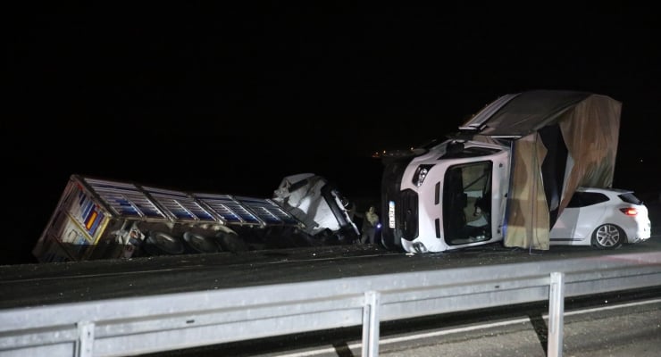 Diyarbakır'da Feci Zincirleme Kaza: Üç Can Gitti, 14 Kişi Yaralı Kaza Sonrası Durum