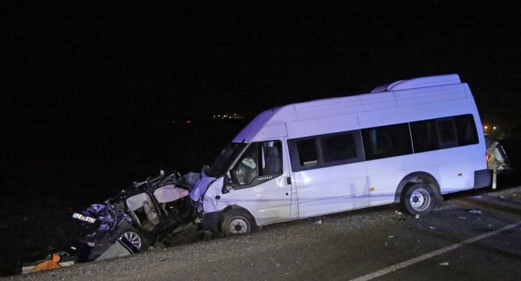 Diyarbakır'da Feci Zincirleme Kaza: Üç Can Gitti, 14 Kişi Yaralı Kaza Alanı
