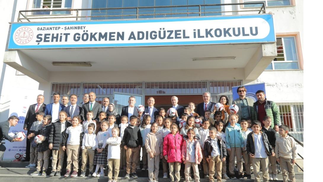 Şehit Gökmen Adıgüzel İlkokulu Öğrencilerine Futbol Topu Hediyesi Valilik ve
