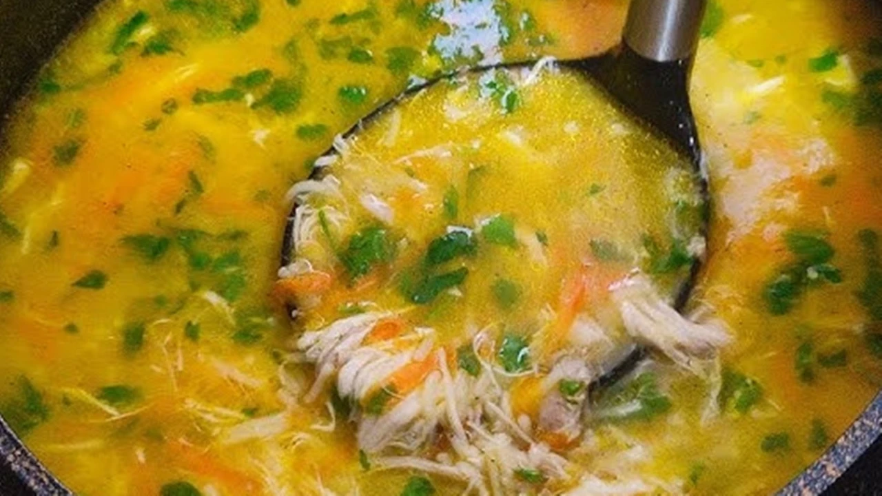 Kış Aylarının Vazgeçilmezi: Tavuk Suyu Çorbasının Faydaları Kış mevsiminin en