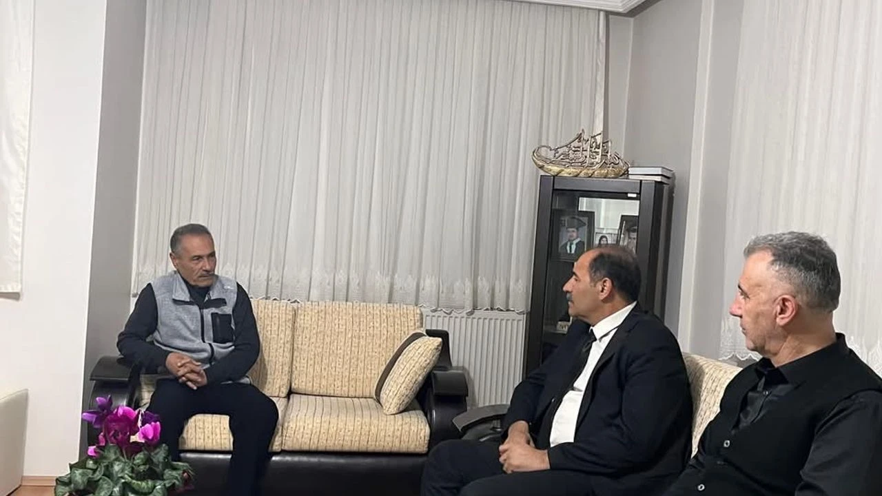 Aziz Gunden Emekli Ogretmene Anlamli Ziyaret MEBin Vizyonu