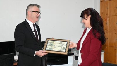 Öğretmenler Günü’nde Duygu Dolu Anlar: Başkan Ustaoğlu’na Sürpriz Hediye Emine