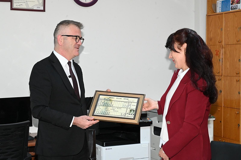 Öğretmenler Günü’nde Duygu Dolu Anlar: Başkan Ustaoğlu’na Sürpriz Hediye Emine