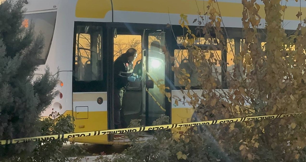 Belediye Otobusunde Dehset Anlari Esinin Gozleri Onunde Bicaklandi