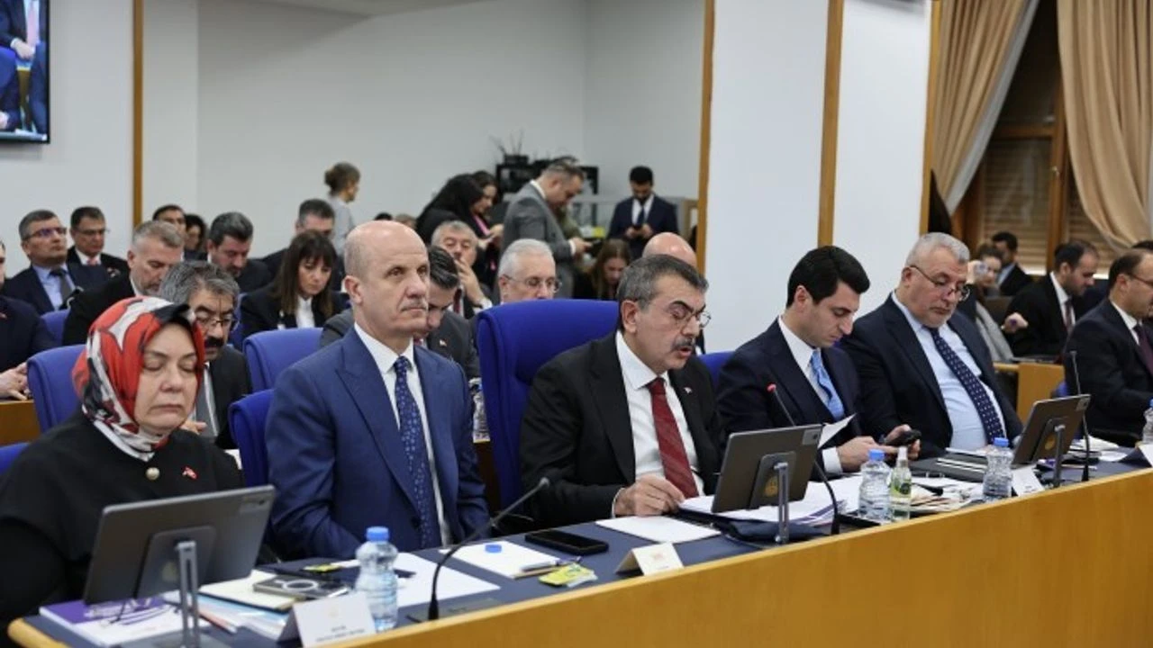 Bin 300 Öğrenci Gözaltında! MEB'e Düşen Sınavlar ve Burslar Bin 300 Ogrenci Gozaltinda MEBe Dusen Sinavlar ve Burslar