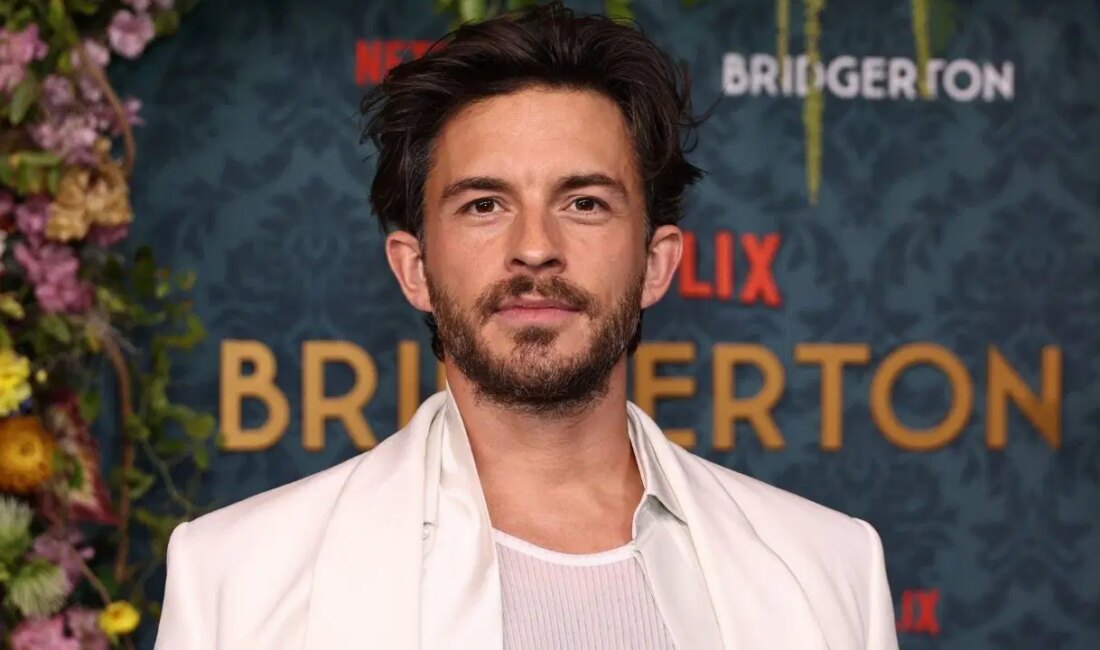 Jonathan Bailey, “Sexiest Man Alive” Unvanıyla Dikkat Çekiyor! Bridgerton’ın Yıldızı