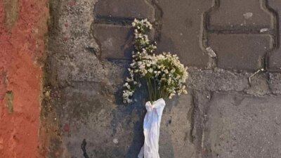 İlişkileri Saran Ayrılık: Osmaniye’de Terk Edilen Nergis Çiçeği Kaldırımda Dramatik