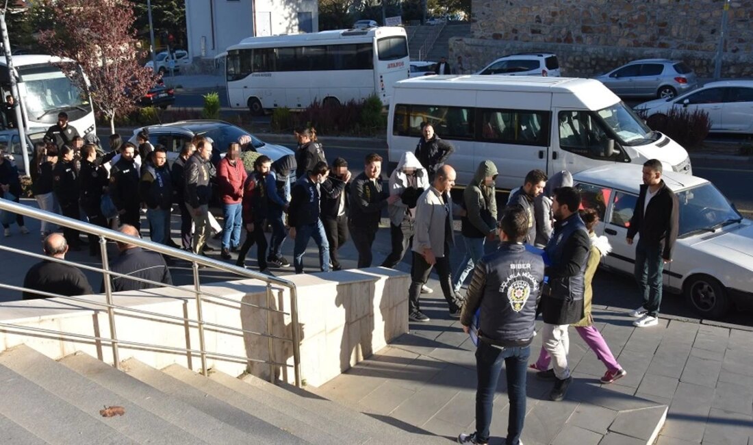 Bugün Van’da Kripto Dolandırıcılığı Operasyonu: 25 Gözaltı, Flaş Gelişme Sahte kripto Yatırımlarında Dolandırıcılık: Nevşehir’de 39 Kişi Gözaltında kripto Yatırımları