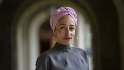 Zadie Smith’in "Dead and Alive" adlı Eserinin Bullshit İncelemesi Bullshit’in