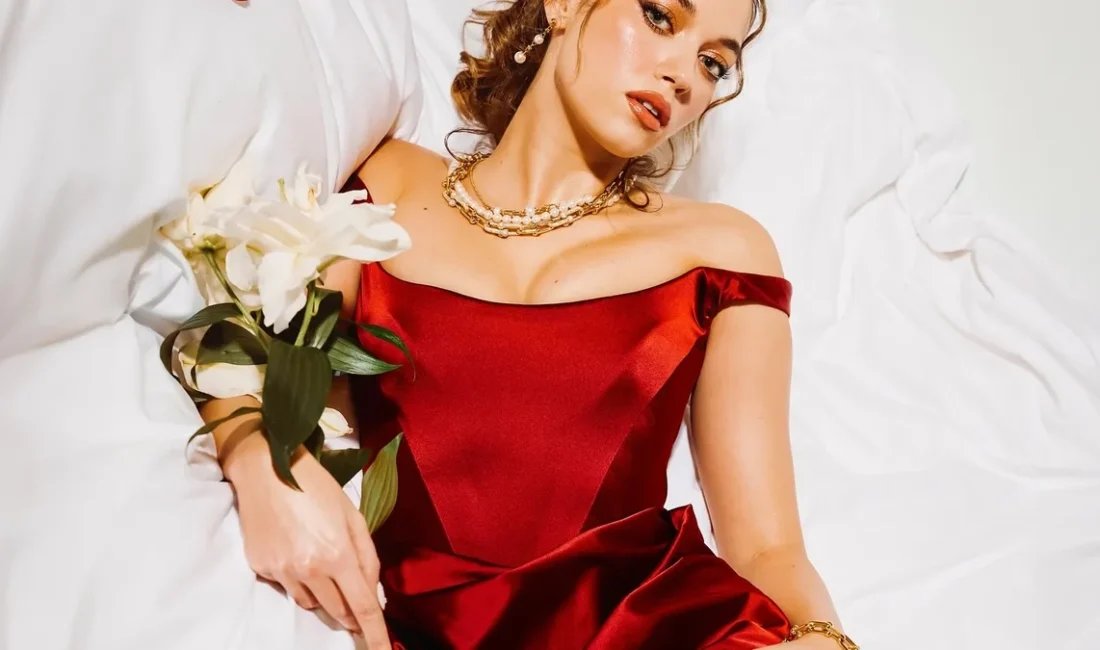 Ceren Arslan, Lise Arkadaşı Afra Saraçoğlu’na Övgü Yağdırdı! Ceren Arslan’ın