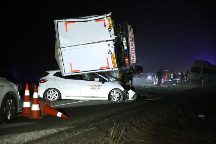Diyarbakır'da Feci Zincirleme Kaza: Üç Can Gitti, 14 Kişi Yaralı Kaza Görüntüsü