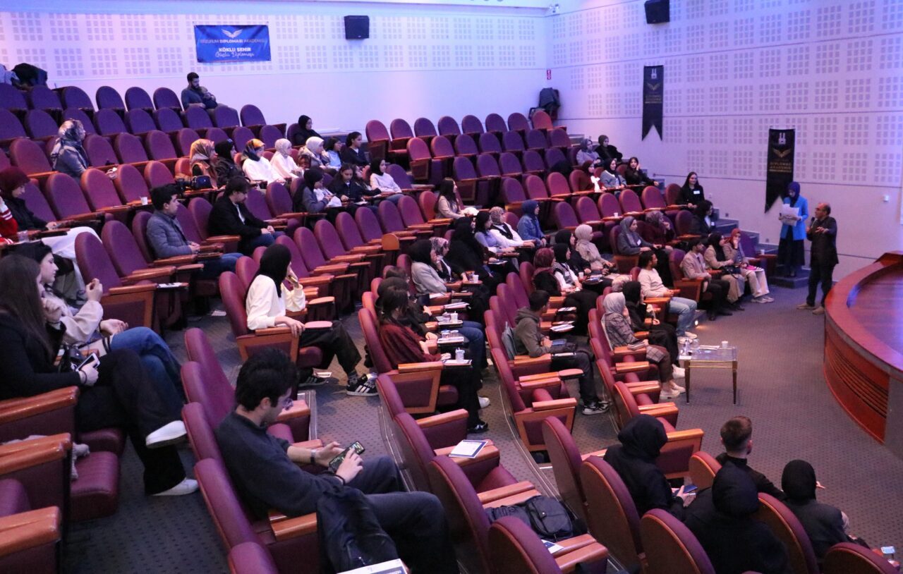 Erzurum Diplomasi Akademisi: 11. Yıl Açılışında Yeni Kontenjanlar ve Burslar Erzurum Büyükşehir Belediyesinin desteğiyle başlatılan, lise, üniversite ve lisansüstü öğrencilerine