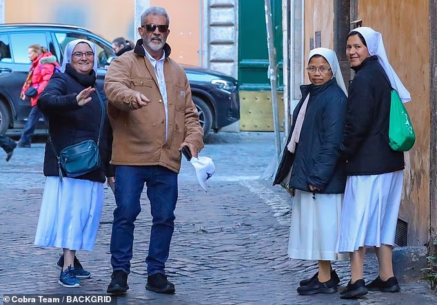 Mel Gibson, Yeni Filmi İçin Roma’da Nunslarla Buluştu Mel Gibson’ın