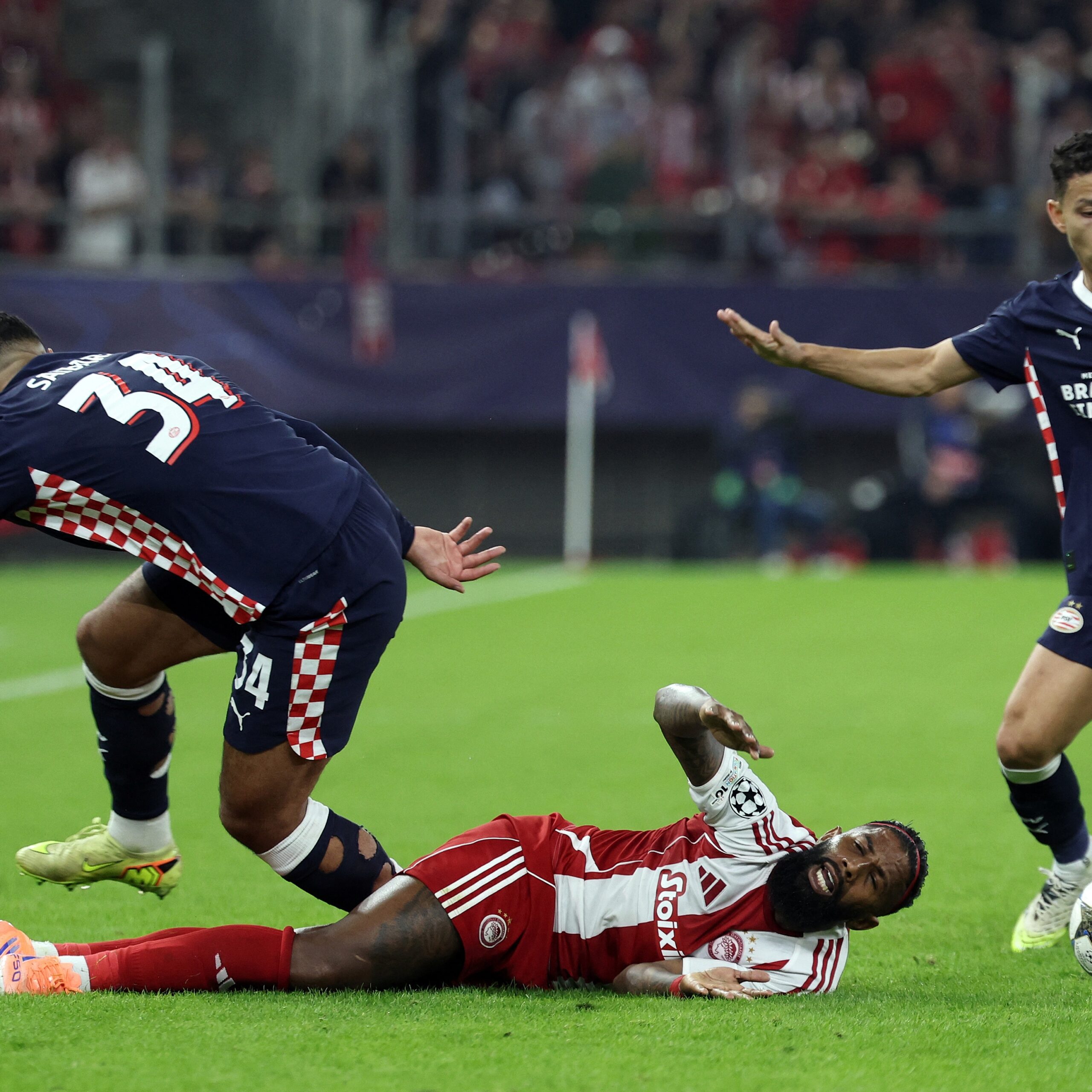 Futbol Mücadelesi: Olympiakos ve PSV Eindhoven 1-1 Beraberlik Sağladı TRTSpor