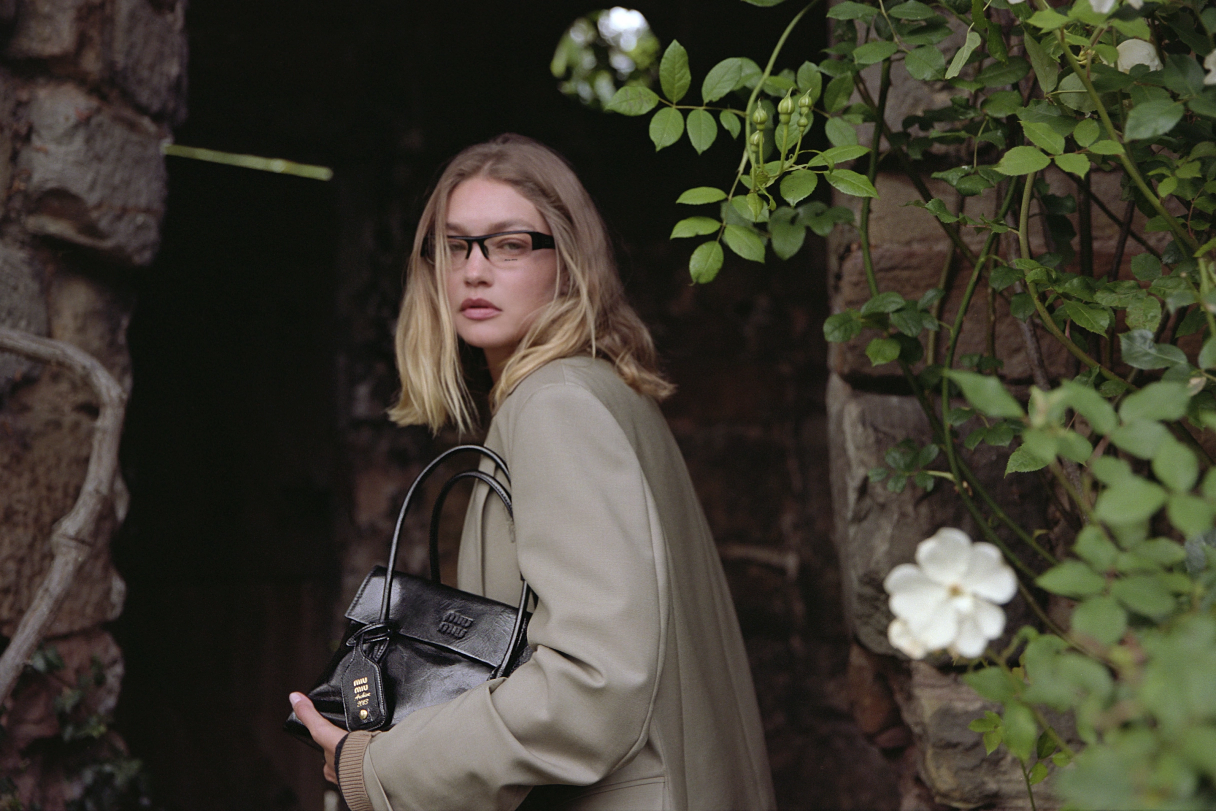 Gigi Hadid’in Miu Miu Çekimleri ve Chanel'in İnanılmaz Sürprizi! Gigi Hadidin Miu Miu Cekimleri ve Chanelin Inanilmaz Surprizi