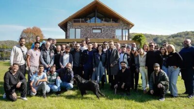 Güller ve Günahlar Ekibi, Setten Sıcak Bir Poz Paylaştı Güller