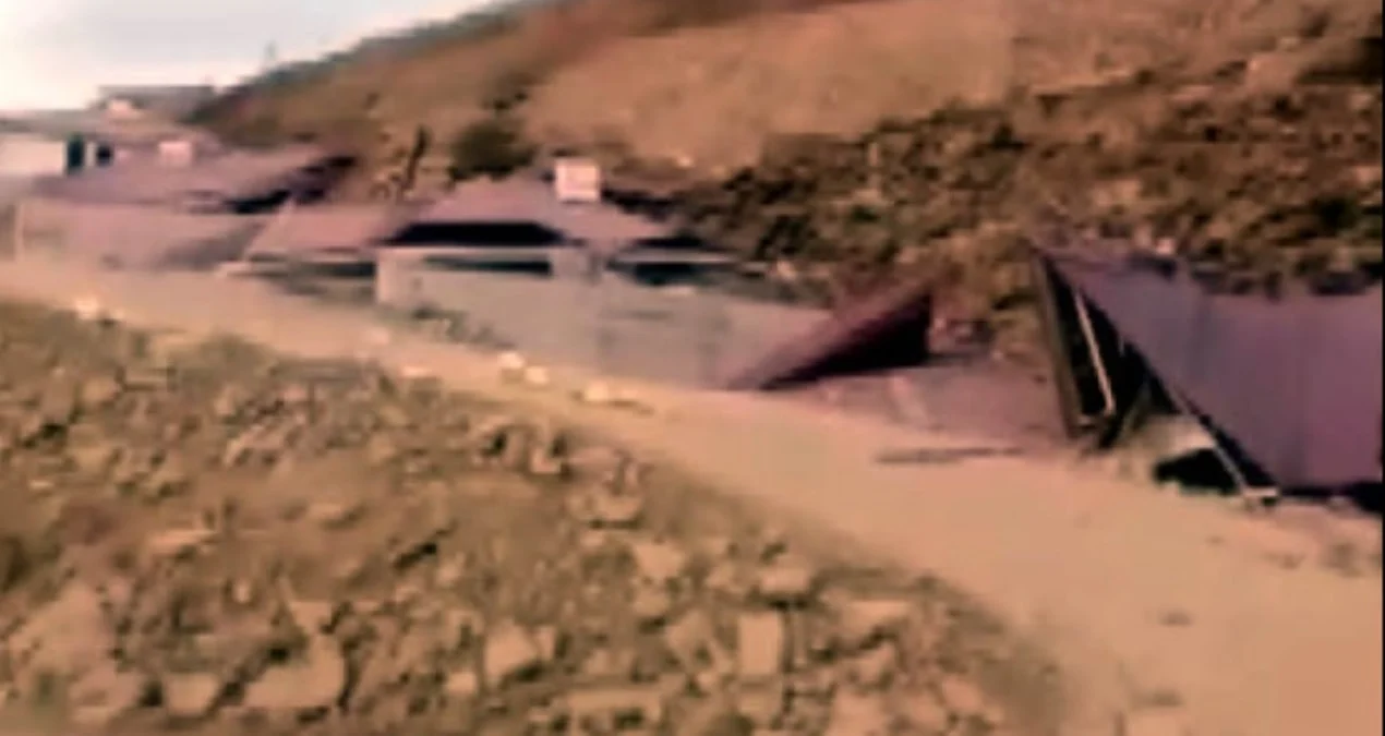 Kahramanmaraş'ta Deprem Sarsıntısı: Afet Evleri Toprak Altında Kaldı Kahramanmarasta Deprem Sarsintisi Afet Evleri Toprak Altinda Kaldi