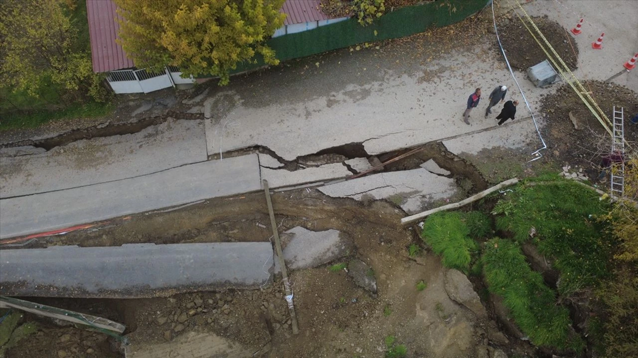 Karabük’te Okul İnşaatı Yanındaki Yol Çöktü: Veli Toplantısı Ertelendi! Karabukte Okul Insaati Yanindaki Yol Coktu Veli Toplantisi Ertelendi