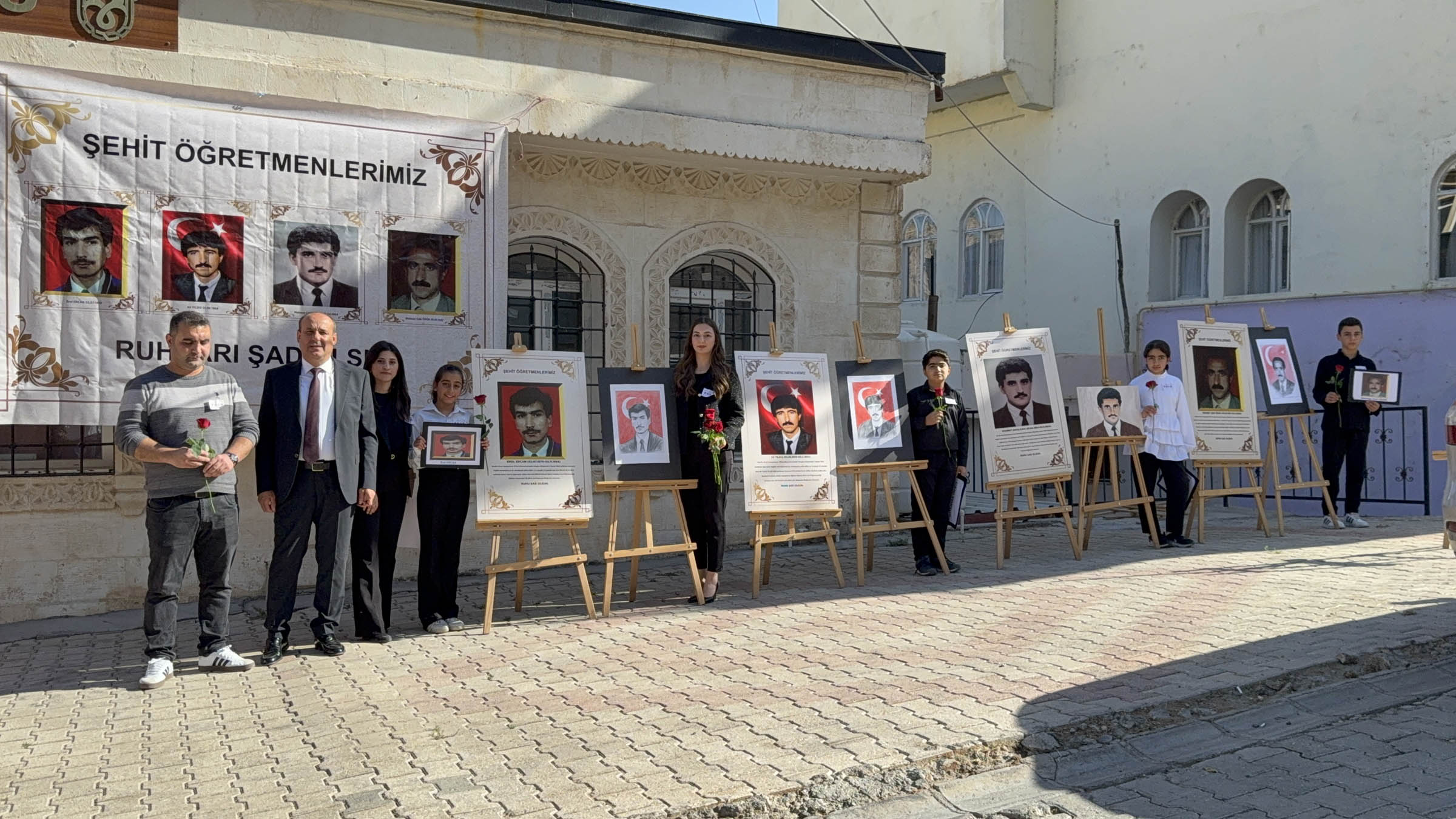 Mardin'de 1994'te PKK Tarafından Şehit Olan Öğretmenler Anıldı Mardin’in Savur ilçesine bağlı Başkavak köyünde 5 Kasım 1994’te
