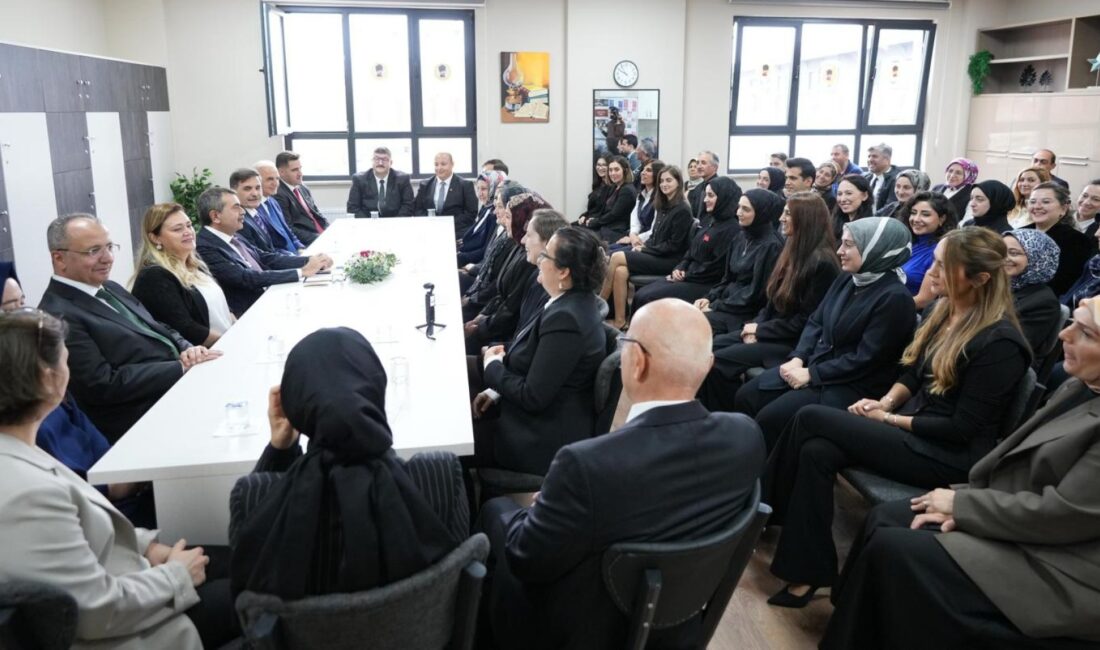 24 Kasım Öğretmenler Günü "Hatıran Yeter" Temasıyla Kutlanacak Aile Yılı