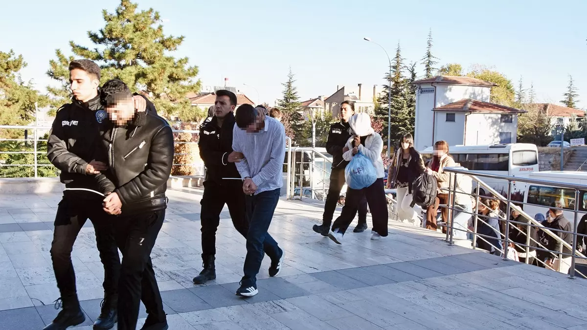 Ogretmenlikten Cete Liderligine MEB Yonetmeligi ile Ozluk Haklari Tehlikede