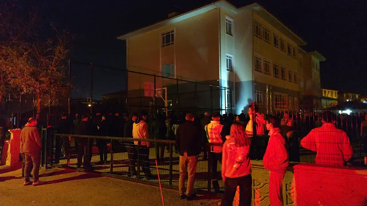 Okul Bahçesinde Talihsiz Olay: 17 Yaşındaki Öğrenci Hayatını Kaybetti Okul Bahcesinde Talihsiz Olay 17 Yasindaki Ogrenci Hayatini Kaybetti